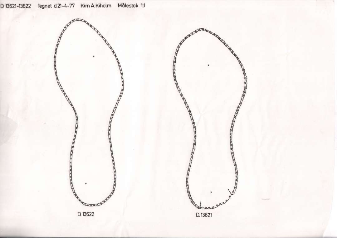 To sammenhørende fragmenter der udgør 1 hel lædersål til højre fod. Sålen har rundet, smalt hælparti, let indkneben vrist og jævnt udadsvunget mandelformet fodbladsparti med antydning af spids i tåen fodbladet er ujævnt overrevet på tværs. L: 23,5 cm. Br. i hæl: 5,5 cm. i vrist: 4,1 cm. over fodblad: 8,0 cm.
