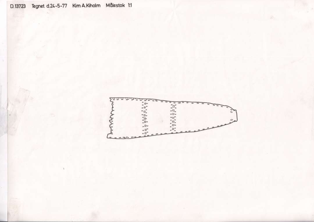 Fragmenteret knivskede af læder af jævnt tilspidset form sammensyet langs den ene sidekant. Skeden er prydet med tværgående bælter af millimeterstore udhugninger i form af firetakkede stjerner anbragt ca. 8,5 og 12,5 cm. fra den spidse ende. Stykkets flossede overkant er opstået ved overrivning af et sådant bælte af udhugninger.  St. l.: ca. 17 cm. Br. ved overkant: ca. 2,7 cm.