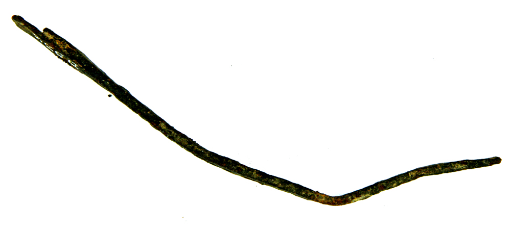 Stangformet jernstykke, afbrudt i begge ender. Største nuværende længde ca 14 cm, br. ca 1 cm, tykkelse: 3-4 mm