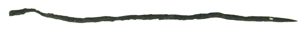 Kobbernål med forvitret, koparret overflade. Bøjet. Nålespidsen ret intakt, det formentlige nålehovedes ene halvdel mangler. Største længde: ca 8,5 cm., diameter: ca 1,5 mm