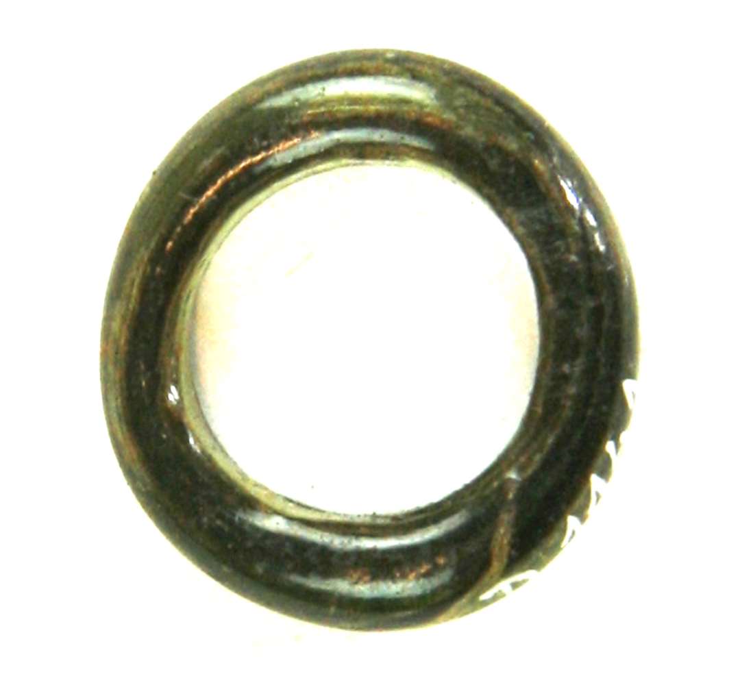 Glasring. Af svagt grønligt, delvis gennemskinneligt glas. Ringtrådens tykkelse varierer fra ca 2,5 til knap 5mm. Ringens ydre diam. varierer fra ca 1,55 til 1,7 cm.