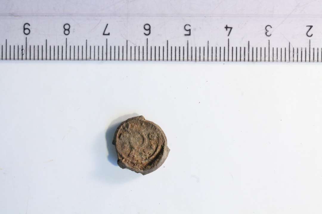 1 blyplome med indskrift: DANMARK omkring cirkel / tretakket krone over 53 (eller 83).