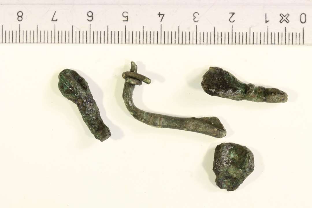 Fire fragmenter af bronzefibler