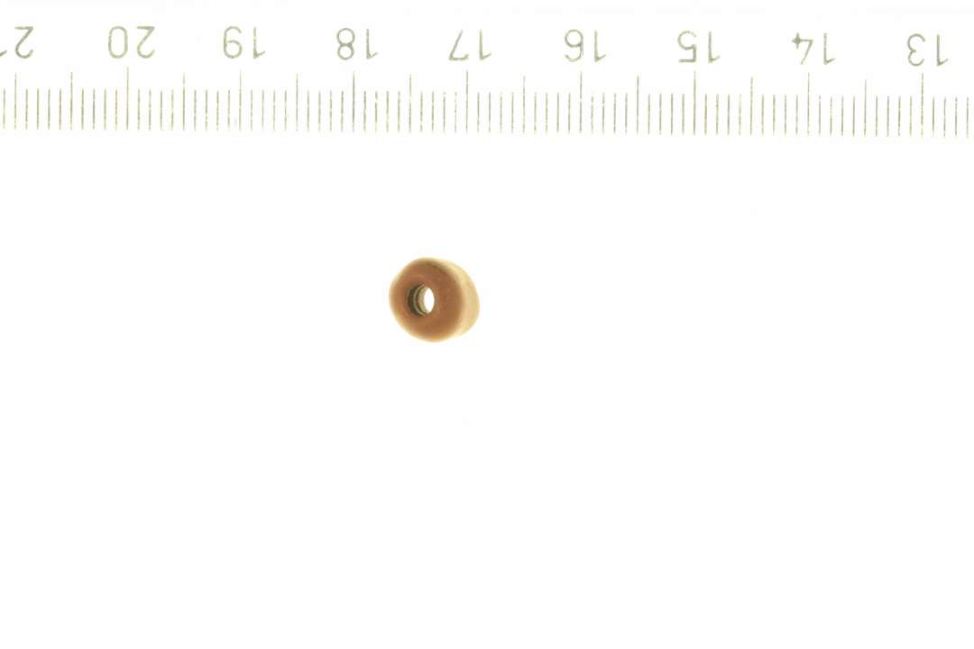 1 uregelmæssig mat rød glasperle. diameter: 0,6 cm.
