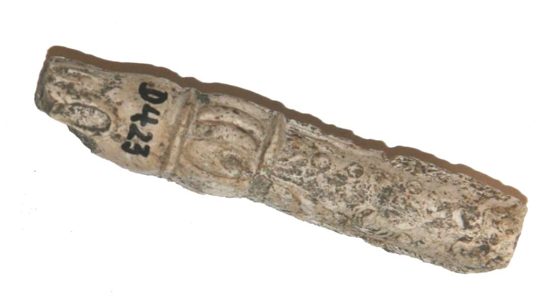 Fragment af kridtpiberør. Med støbt reliefdekoration af planteornamentik m.m. Længde: 6,2 cm., diameter: 1,2 cm.