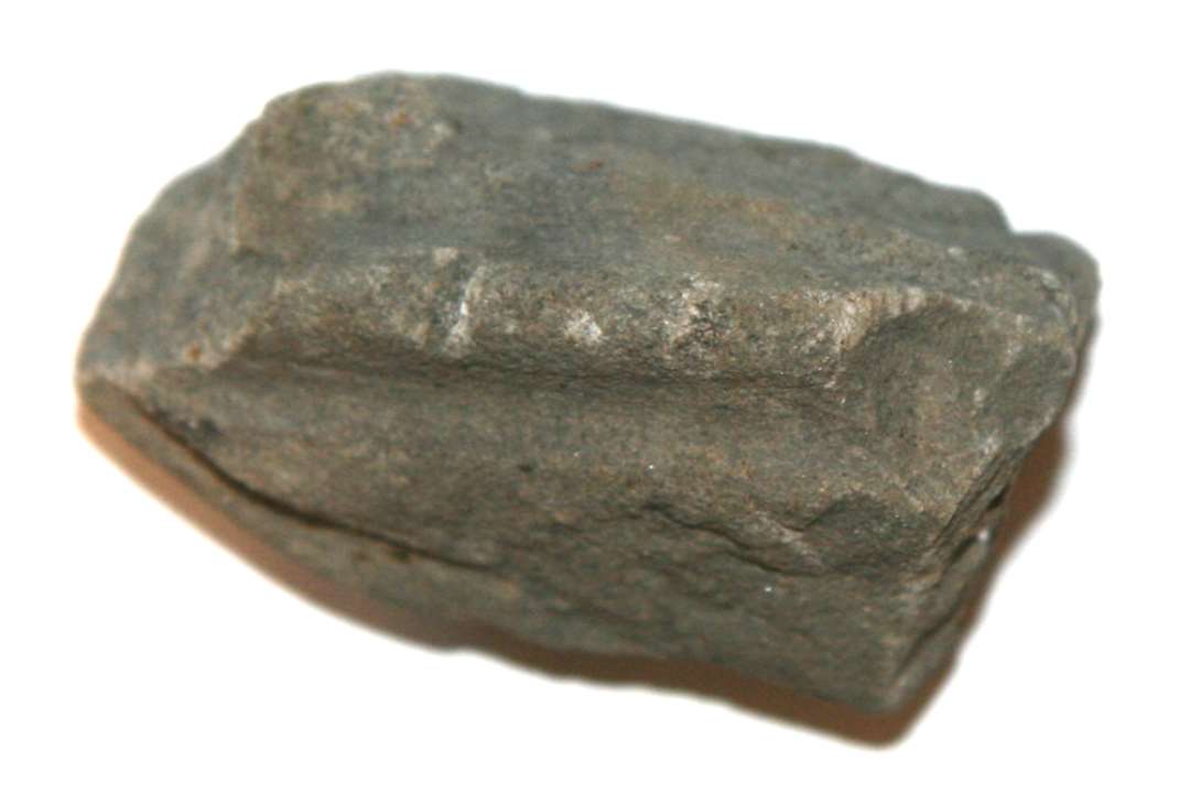 Fragment af sandstensornament. 5,7x3,6 cm.