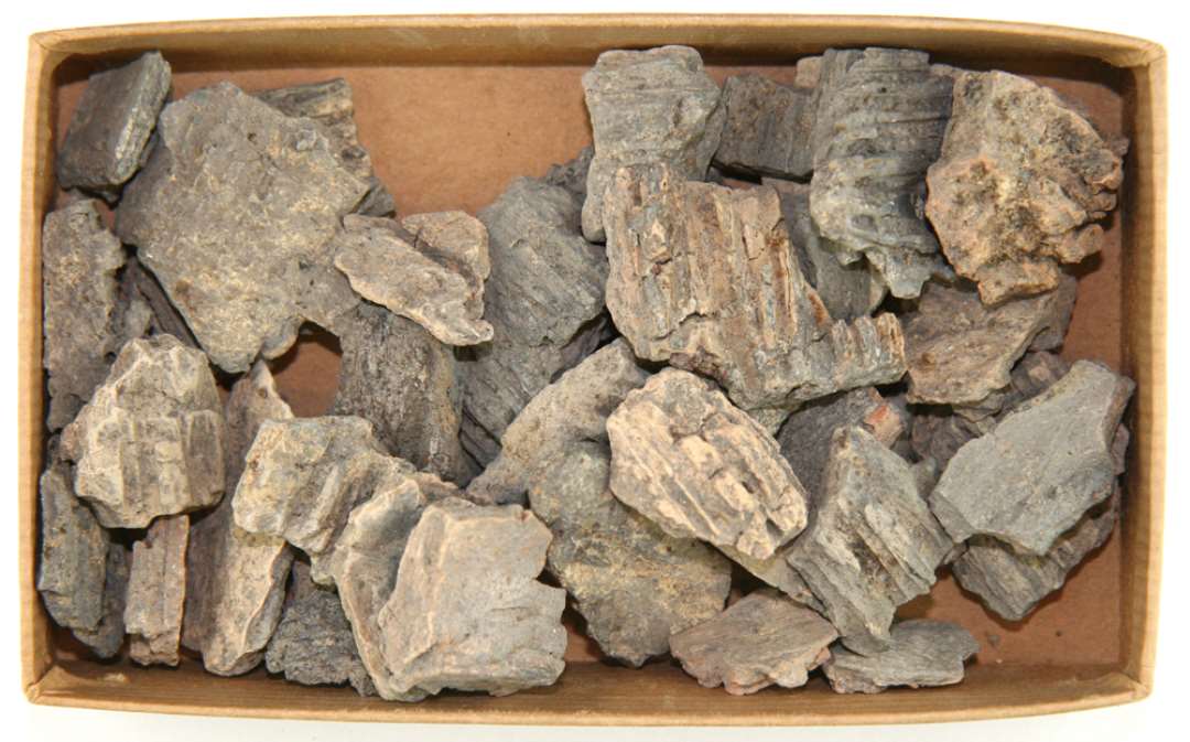 En samling fragmenter af brændt lerklining med aftryk af halmstrå.