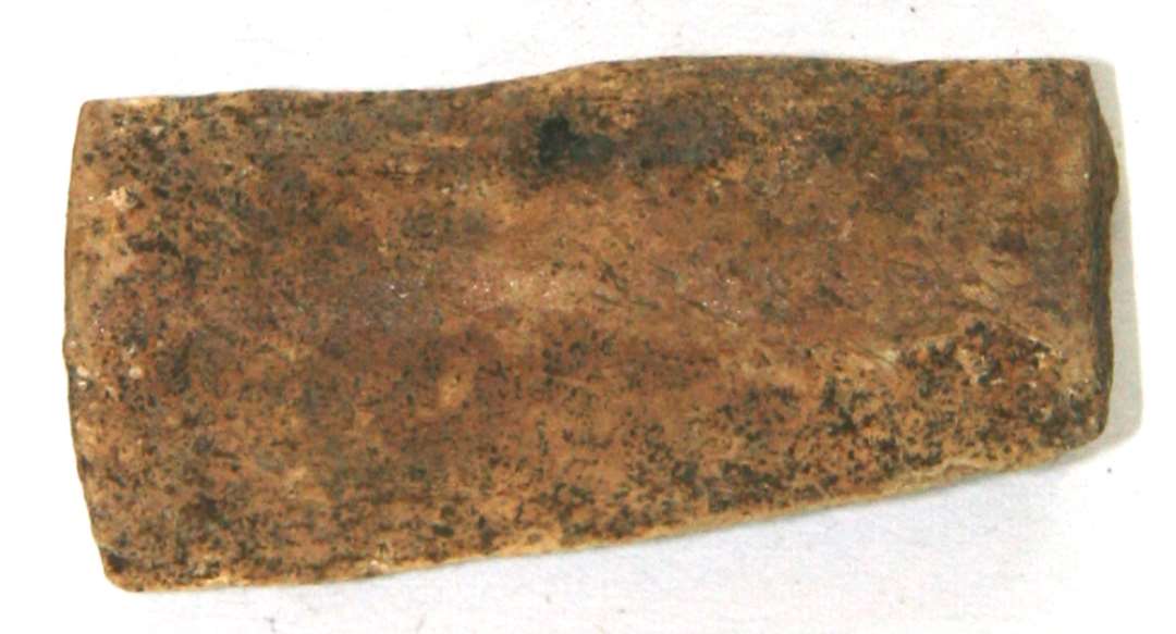 Sideparti af flækket rørknogle med afsavede endeflader, knap 5 cm. lang.