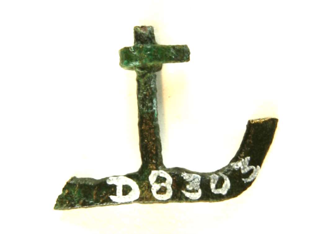 Fragment af dobbeltspænde af kobberlegering. Største mål: 3 cm.