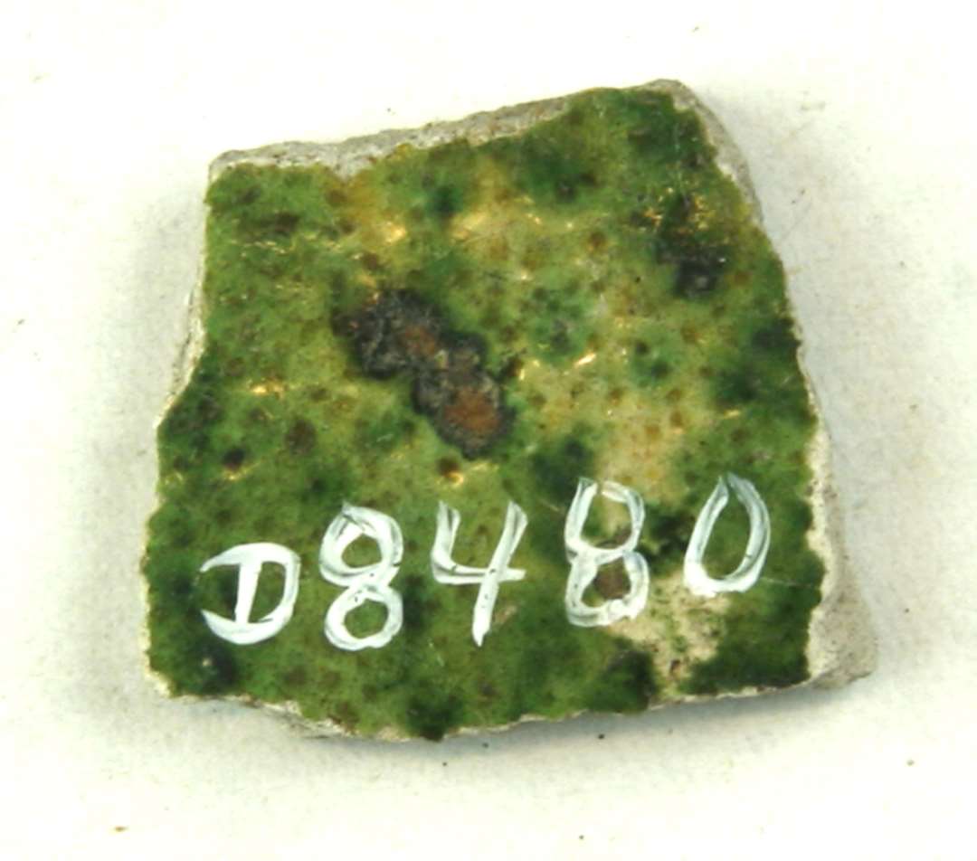 Lille sideskår af pibelersgods med plettet grøngullig klar blyglasur på ydersiden. Gruppe 1.