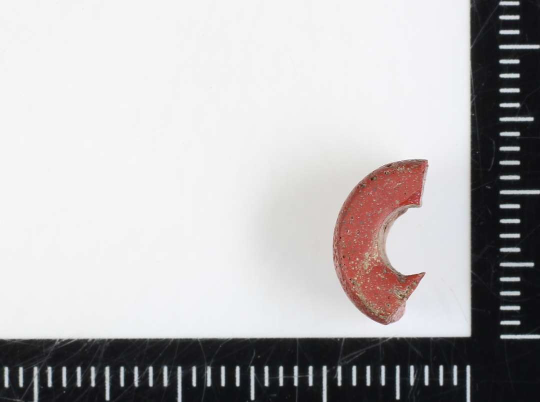 ½ cylinderformet perle af rødbrunlig ugennemsigtig glasmasse. 11 mm.