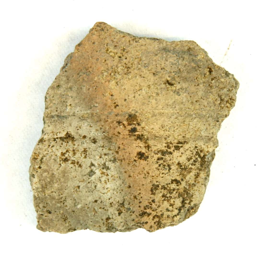 1 skulderskår af gråbrunt, magret lergods med et par enkelte omkringløbende furer på ydersiden Gr. 9. Hjemligt drejet?
