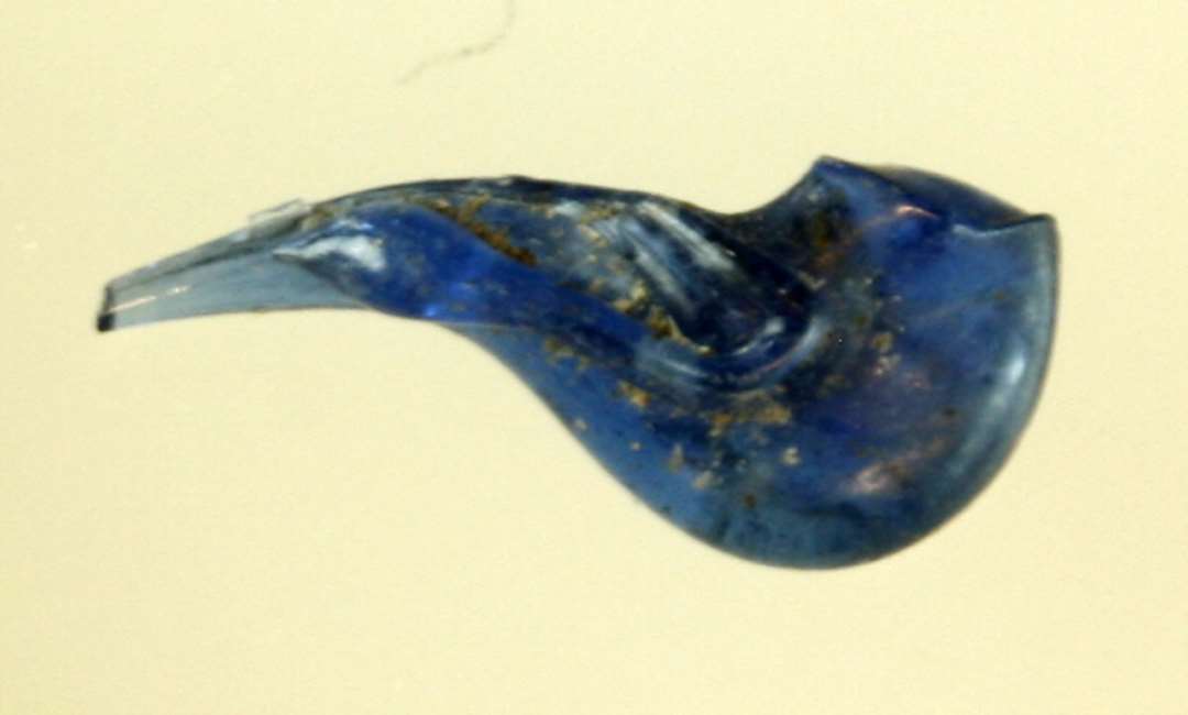 1 stump smeltet, blåligt gennemsigtigt glas udtrukket i en tynd spids i den ene ende.