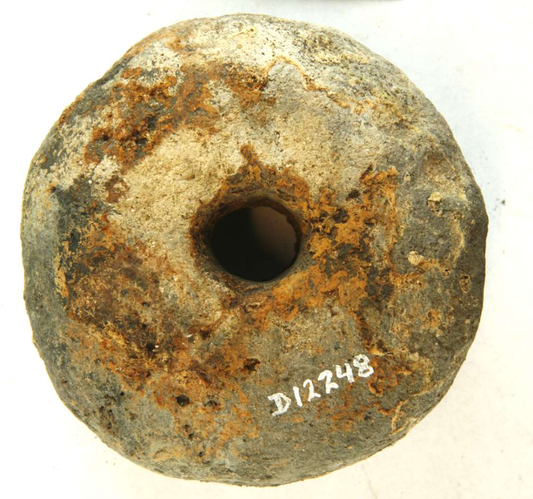 1 discosformet vævevægt af gråbrunlig brændt lermasse. Diam: 10,3 - 4 cm.