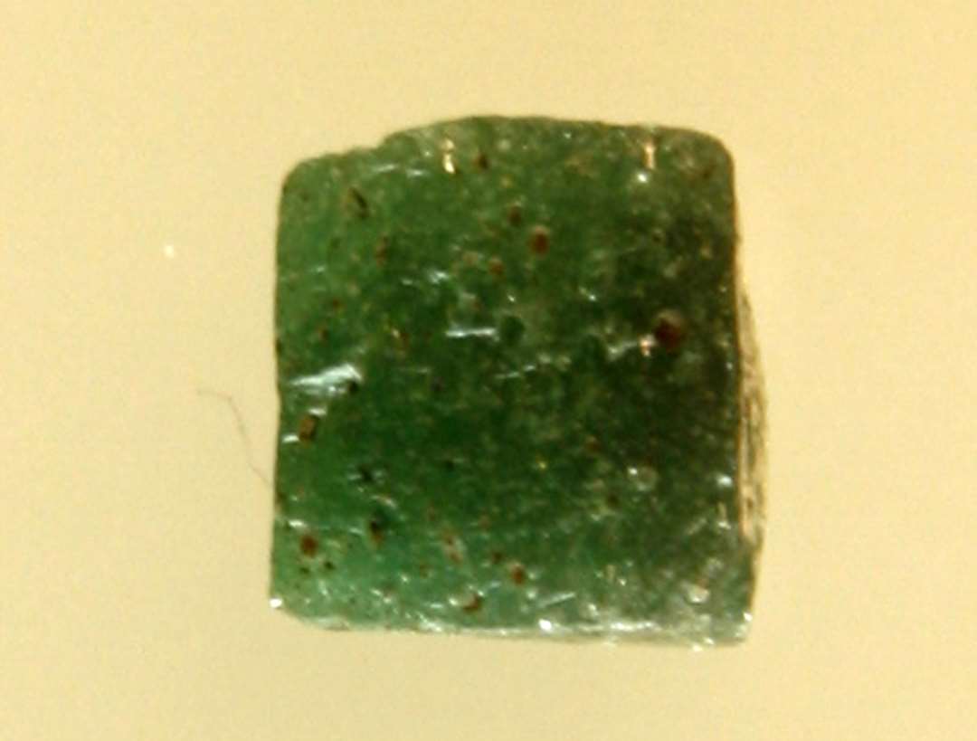 1 mosaikstift (fragmenteret af grønlig ugennemsigtig glasmasse.