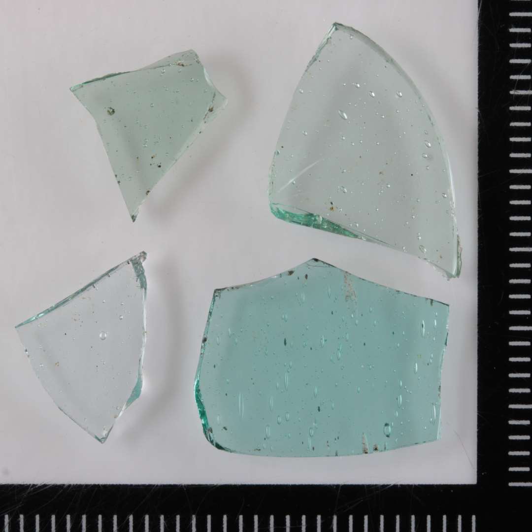 4 sideskår fra kar (bægre) af gennemsigtigt, grønligt glas.