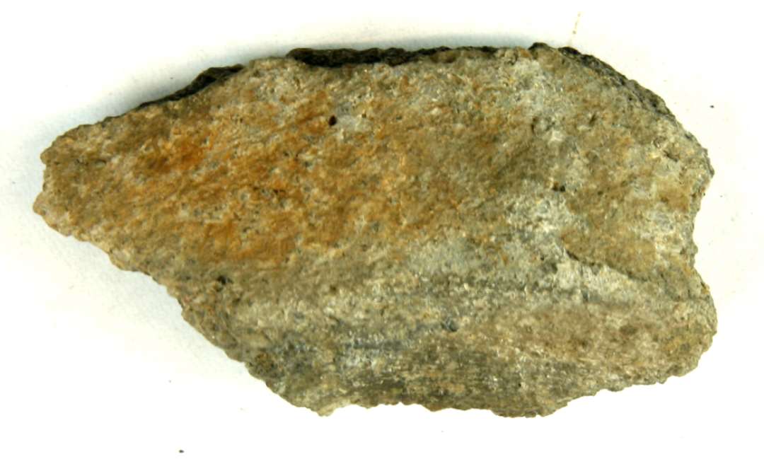 1 side/bundskår af gråbrændt, magret lergods fra kar med plan standflade og udadbøjet karside. Gr. 8.