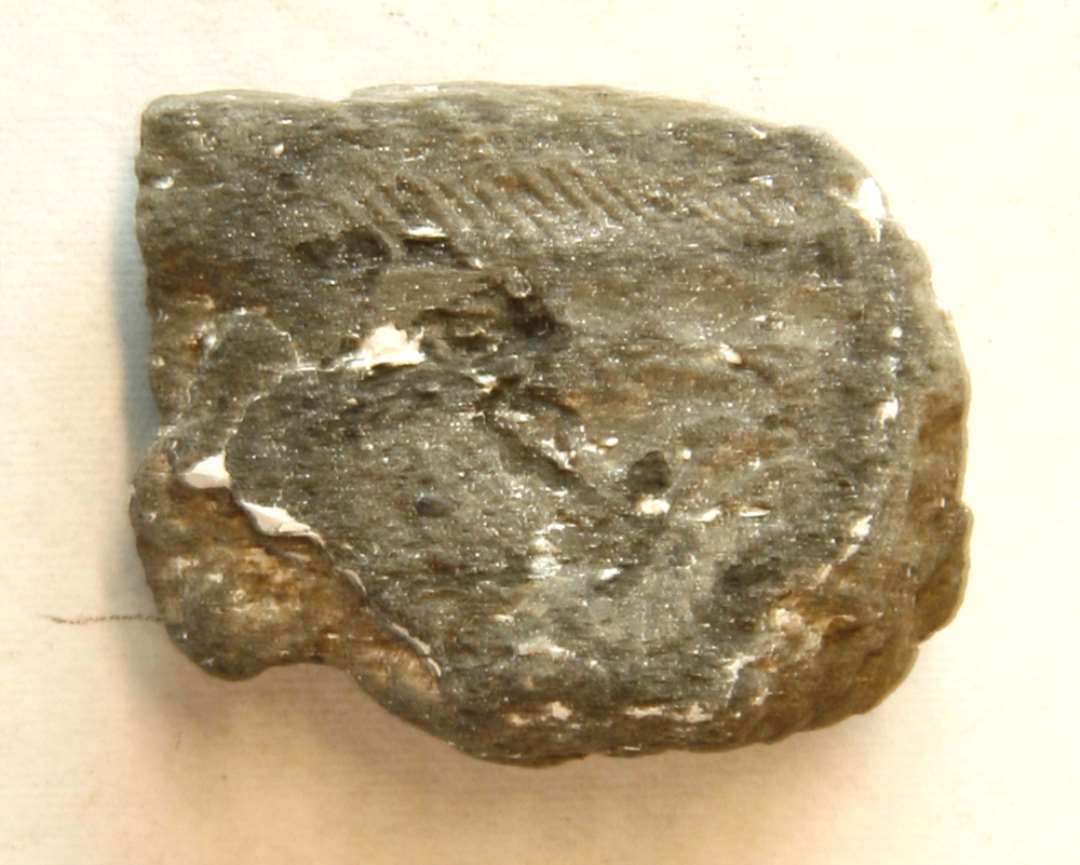 1 fragment af støbeformsoverdel som foregående nr.  L: 3,0 cm. Br: 2,5 cm. Tyk: 1,25 cm.