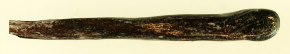 Endestykke af stang eller tråd af brunligt glas. Fortykket i den ene ende. St. L: 4,4 cm.