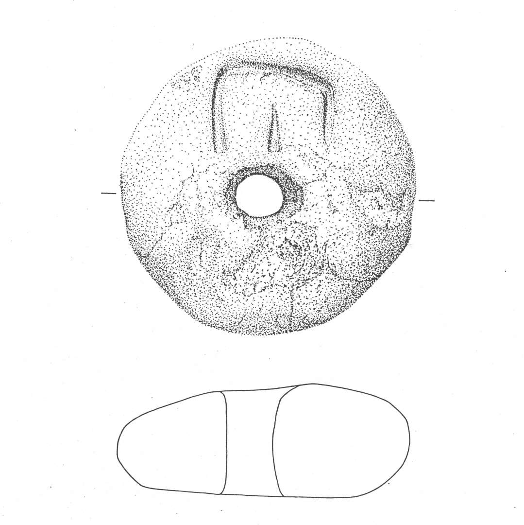 1 discosformet vævevægt af gråbrunlig, brændt lermasse. På den ene sideflade er indstemplet et U-formet mærke med svage spor af en lodretstående midterstreg (Aftryk af hængelåsnøgle). 