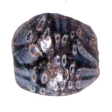 1/3 perle af blåt glas med indlagte tråde af hvidt, som i overfladen giver et mønster af streger og punkter. L: 1,2 cm. 