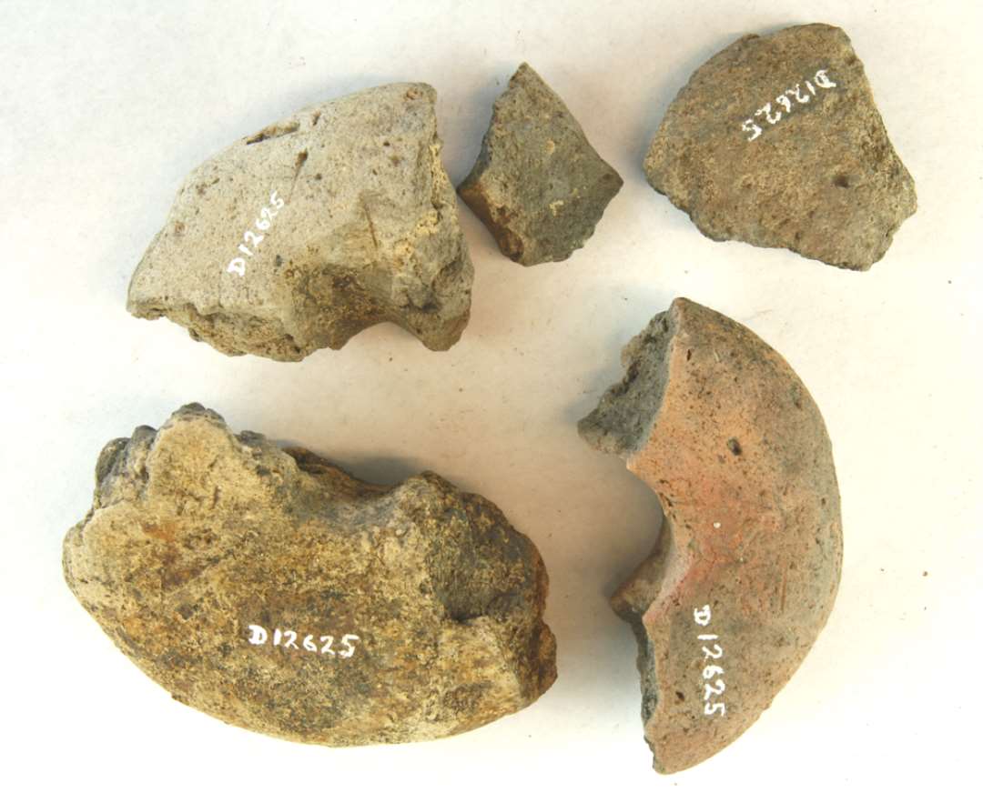 5 brudstykker af vævevægt af brændt ler. Mål: 4,5-10,5 cm.