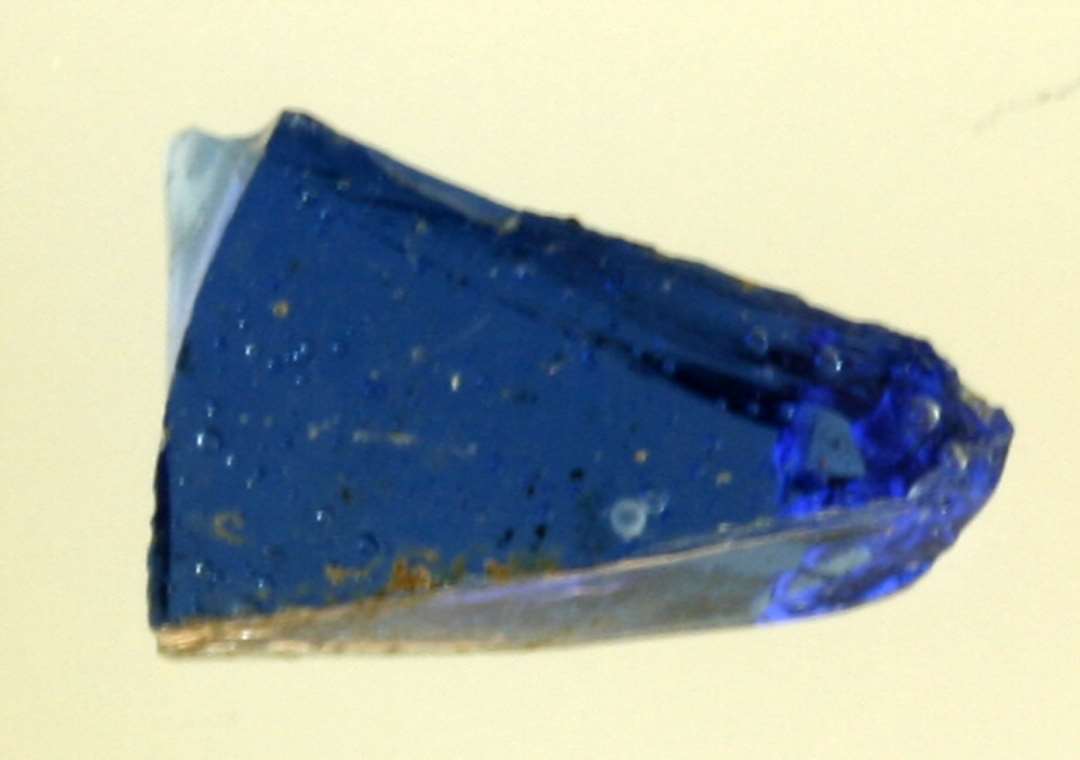1 stykke råglas af blålig, gennemsigtig glasmasse.