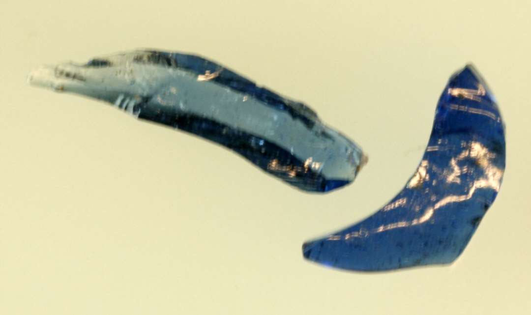 2 råglasstumper af blåligt gennemsigtigt glas.