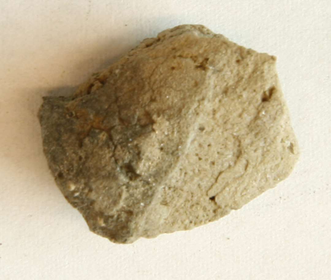 1 fragment af støbeform af gråbrunt, fintmagret glimmerblandet, porøst lergods af hasselnødsstørrelse.
