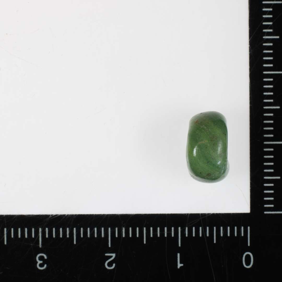 ½ perle af afrundet ringform af jadegrøn ugennemsigtig glasmasse. 10 mm.