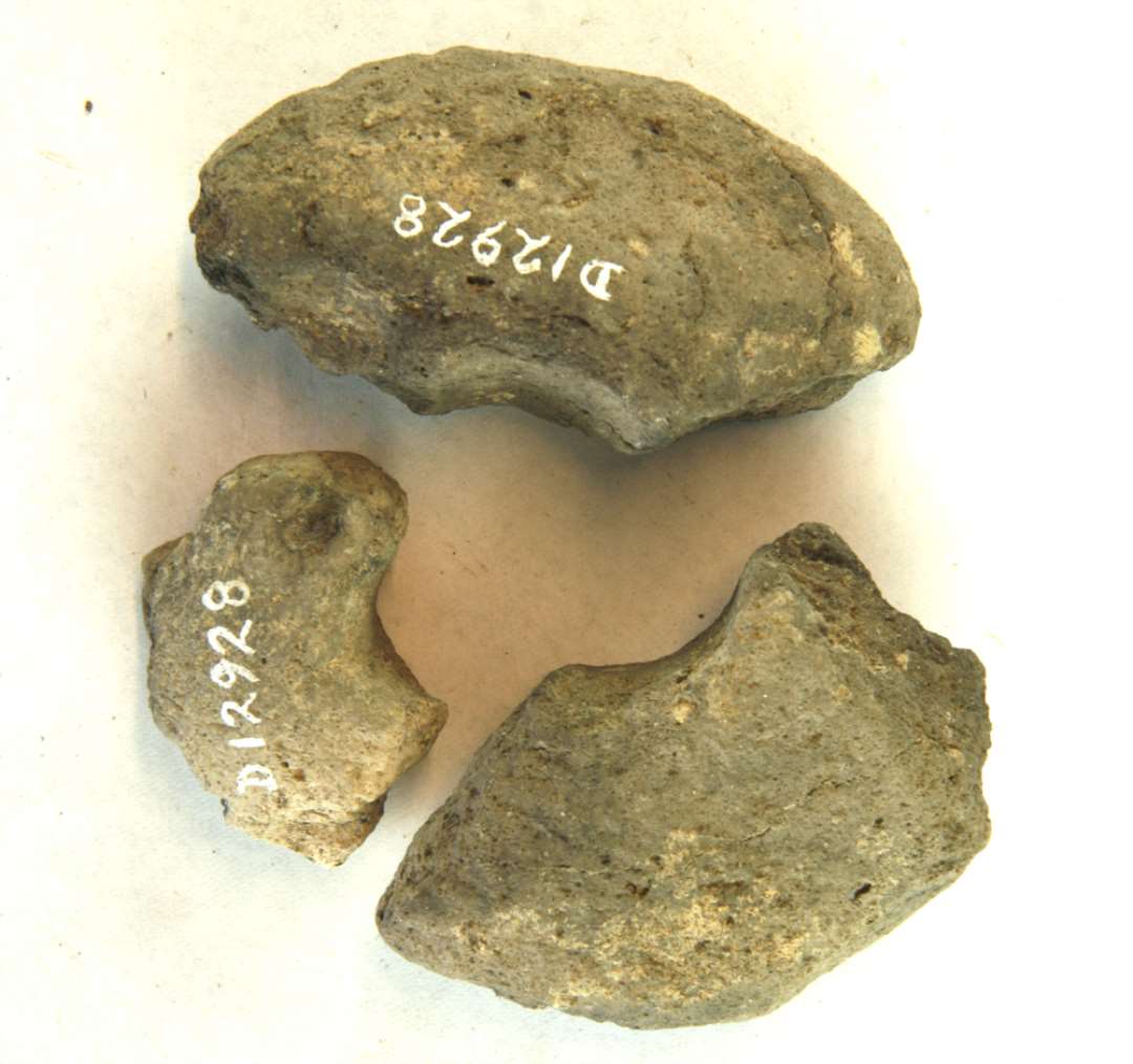 3 fragmenter af discosformede vævevægte af grålig brændt lermasse. Mål: 4-7 cm.