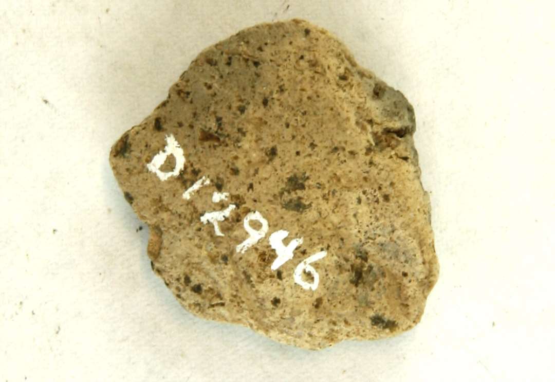 1 stump af discosformet vævevægt af brungrå brændt lermasse. Mål: 3,5 cm.
