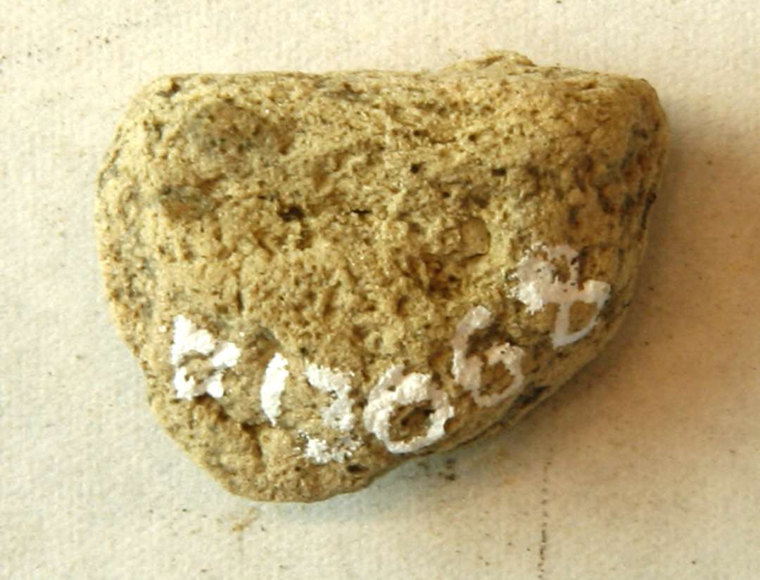 1 støbeformsfragment af brunlig brændt lermasse med helt uformelig overflade. Mål: 2,2 x 1,6 x 1,0 cm. 