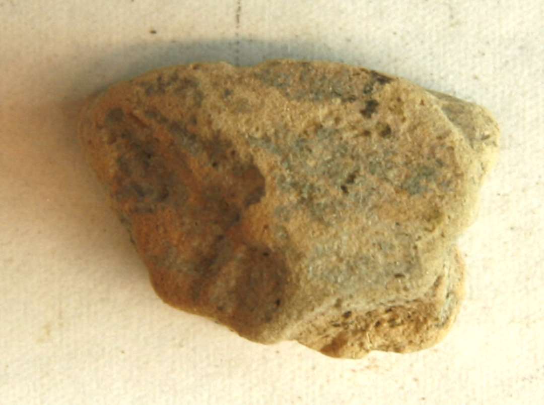 1 randfragment af støbeformshalvdel af gråbrunt, fintmagret lergods.Mål: 2,25 x 1,55 cm. Tyk: 1,4 cm.