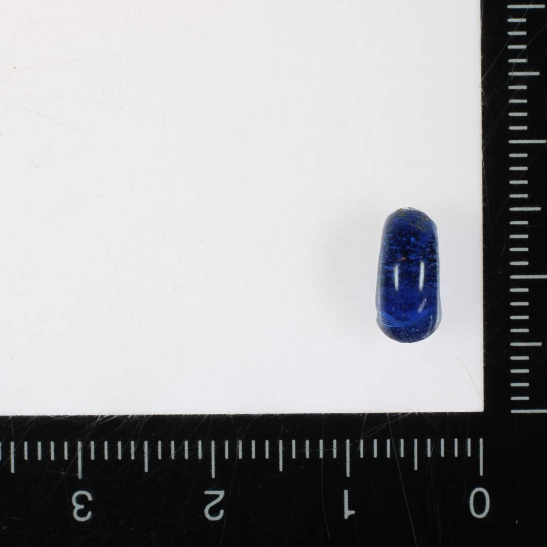 1/4 ringformet perle af gennemsigtigt, blåligt glas. 9 mm.