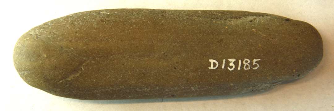 1 sideskår af gråbrændt, magret lergods med glitning på ydersiden. Gr. 5.