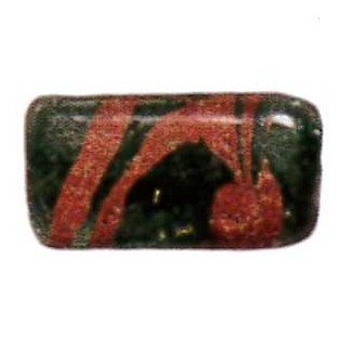 1 perle af aflang stangform og kvadratisk tværsnit med afrundede hjørner. Perlen er af gennemsigtigt, grønligt glas, hvori på yderside er indsmeltet tråde af rødbrunlig ugennemsigtig glasmasse i uregelmæssigt marmorerende forløb. L: 1,2 cm. Tværmål: 0,6 cm.