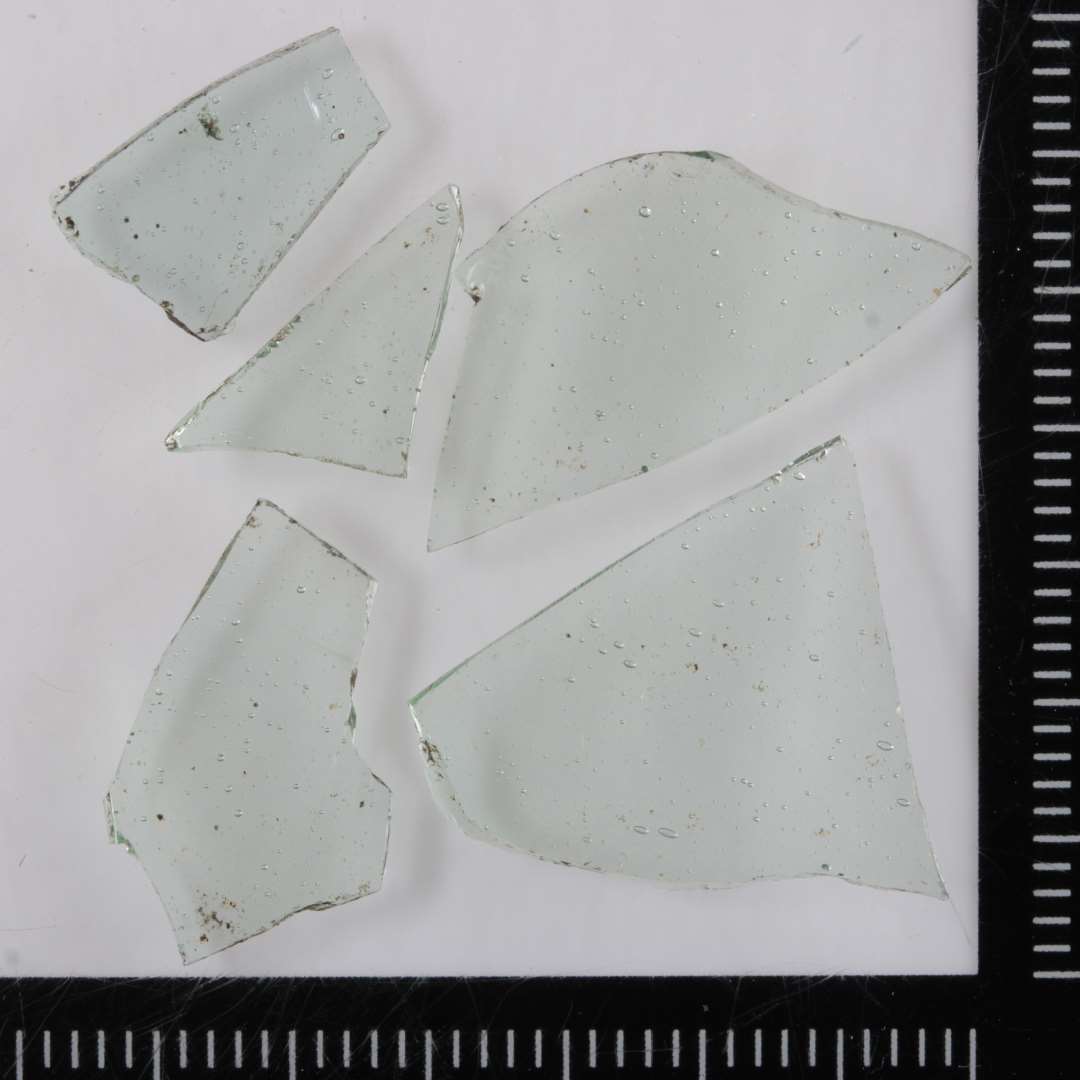 5 sideskår fra tyndvægget kar(bæger) af svagt grønligt gennemsigtigt glas.