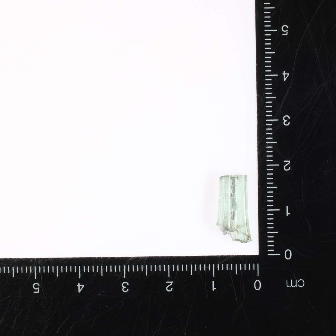 1 bredt stykke glastråd af svagt grønligt gennemsigtigt glas.