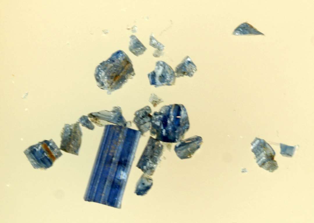 2 brudstykker af glasstænger af noget skæv, kvadratisk tværsnitsform af blålig gennemsigtig glasmasse.