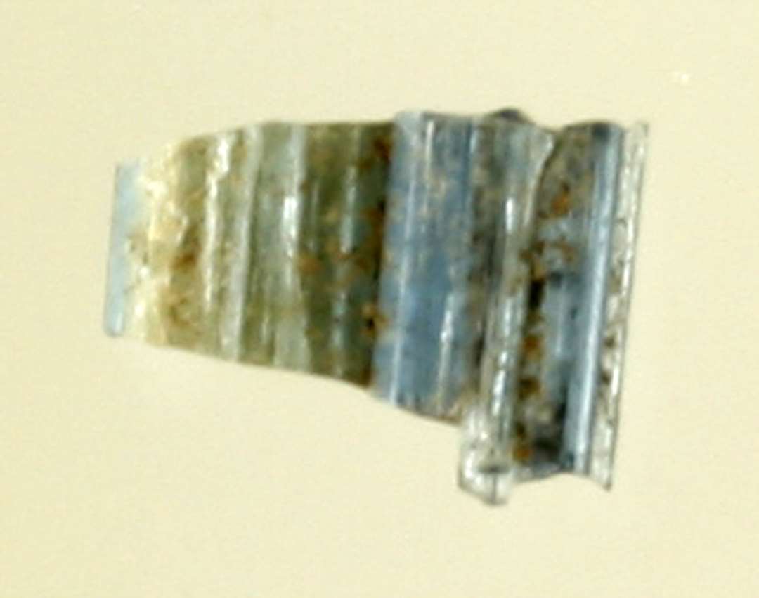 1 ubetydelig stump af glasstang af sammensmeltede tråde af blåligt gennemsigtigt og gulligt ugennemsigtigt glas.