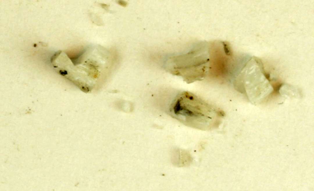 2 fragmentstumper af smeltet hvidgrå ugennemsigtig glasmasse.