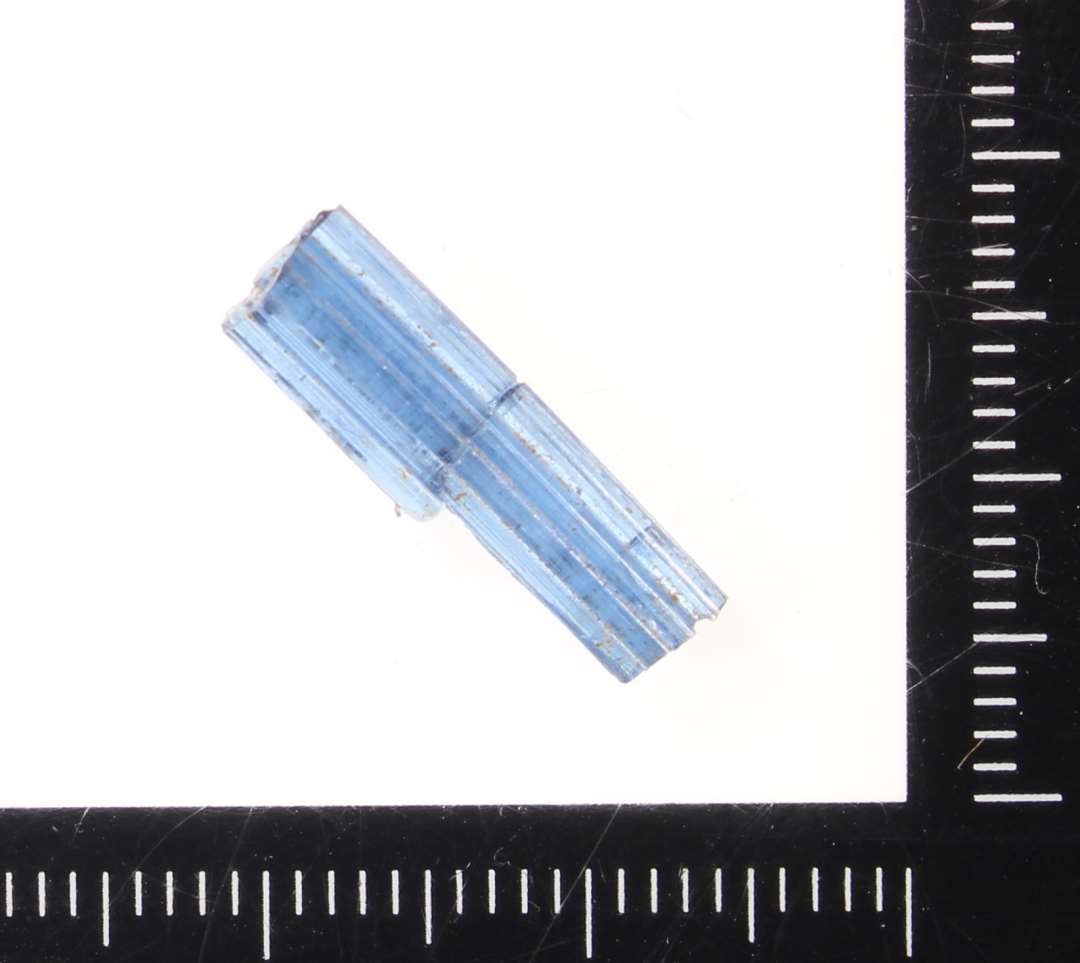 1 fragment af spaltet glasstang dannet af sammensmeltede tynde tråde af blåligt gennemsigtigt glas.