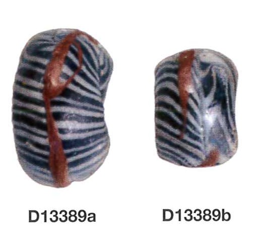 3 fragmenter af glasperler af samme form, glasfarve og mønster. 