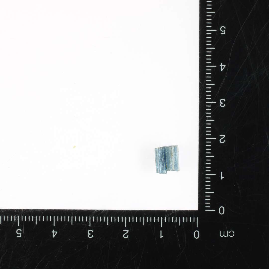 1 fragment af glasstang dannet af sammensmeltede tråde af blåligt gennemsigtigt glas, hvori indgår tråde af hvid ugennemsigtig glasmasse, der i tværsnit danner et korsformet mønster.