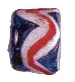 ½ perle af kort cylinderform bestående af blålig gennemsigtig glasmasse, hvori der på ydersiden er indsmeltet et zig-zag-bånd af ugennemsigtig, hvidgår og rødbrunlig glasmasse.