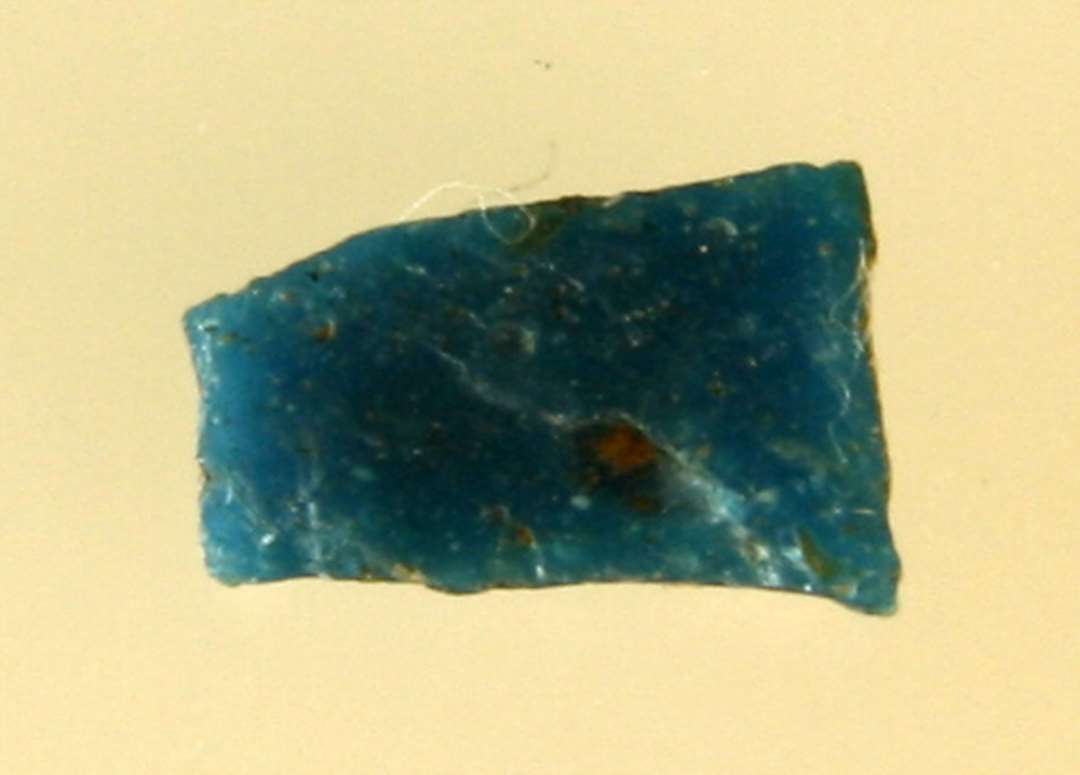 1 fragmenteret mosaikstift af turkisblålig, ugennemsigtig glasmasse.