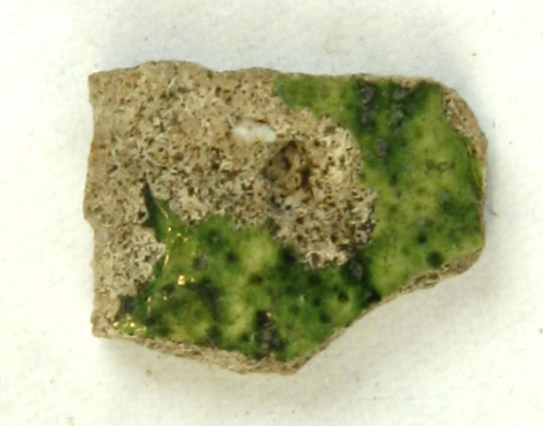 Sideskår af pibelersgods med plettet grøn blyglasur på inder- og ydersiden. Gruppe 1.