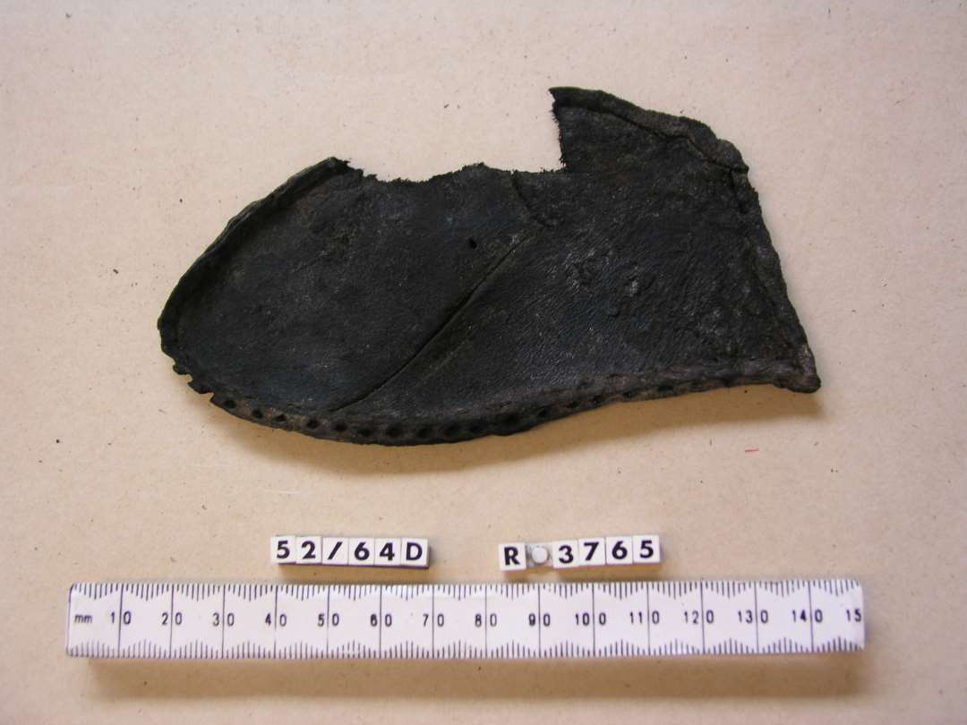 Fragment af lædersål. Længde: 12 cm.