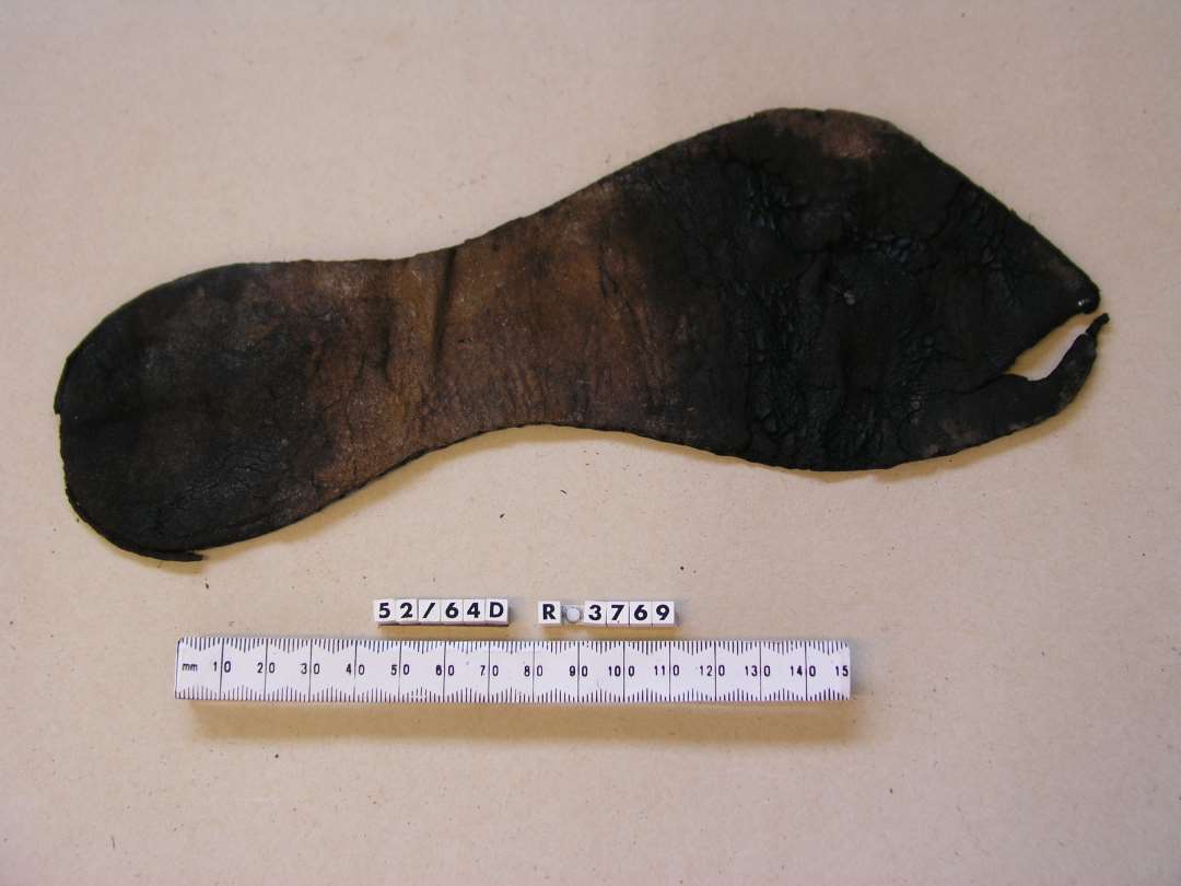 Lædersål. Største Bredde ca. 24,5 cm. Saalen hidrører fra en Højresko til en voksen Person og udmærker sig ved svungne Former med indknebet Midtparti.